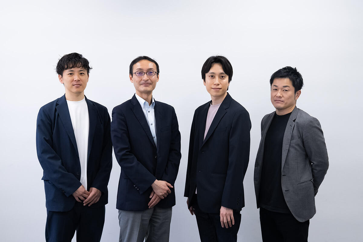 株式会社日立製作所（中央・右）AI&ソフトウェアサービスビジネスユニットマネージド&プラットフォームサービス事業部デジタルアイデンティティ本部　主任技師清藤 大介様
東武鉄道株式会社　（中央・左）経営企画本部　課長補佐安齋 秀隆様 株式会社DGフィナンシャルテクノロジー（右）営業本部　関西営業部　シニアセールススペシャリスト 田中 大輔 株式会社DGフィナンシャルテクノロジー（左）営業本部　オンラインパートナー推進部 宋 明植
